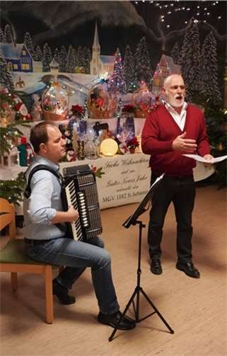Tenorsolist Walter Kohns in Begleitung von Marco Seidl am Akkordeon.