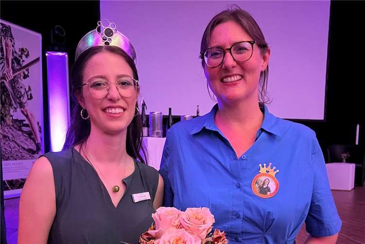 Teresa Oster (li.) mit Bürgermeisterin Kathrin Laymann. Foto: Verbandsgemeindeverwaltung Rhein-Mosel