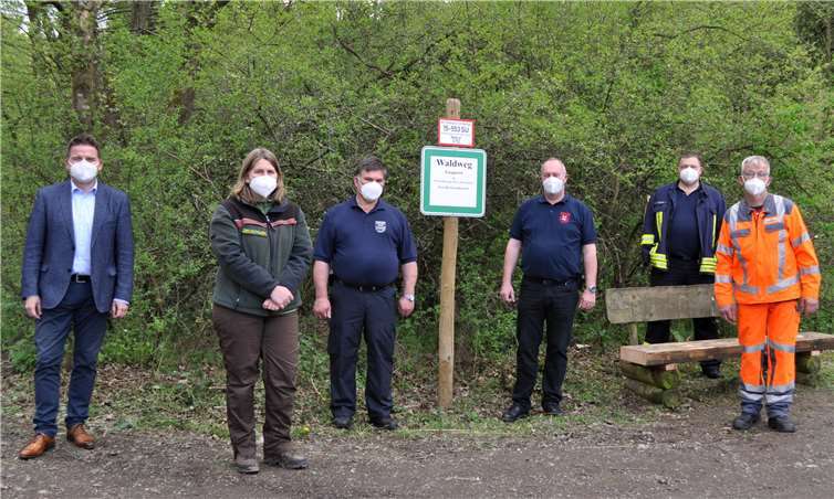 Termin am Rettungspunkt 15-553SU, von links: Bürgermeister Holger Jung, Janine Tölle, Günter Wiegershaus, Hans-Peter Heinrichs, Oliver Fischer und Christoph Rehn. Foto: Stadt Meckenheim