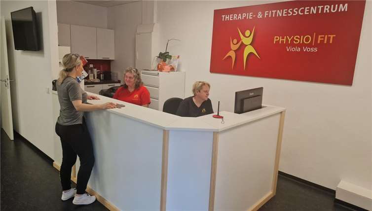 Termine, Fragen beantworten und alles rund um die Organisation – Der Empfangstresen ist erste Anlaufstelle bei PhysioFit.