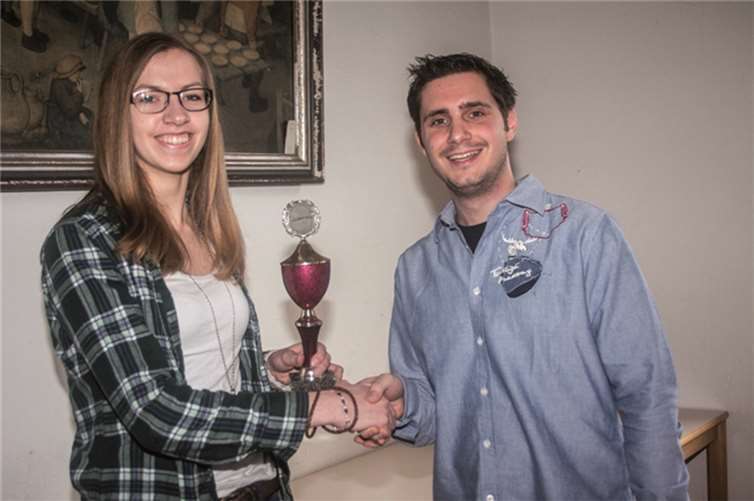Tessa Stefan erhält Jugendpokal: Christopher Marjan überreicht Tessa Stefan den Jugendpokal.