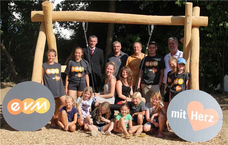 Test bestanden: Die Kinder und die freiwilligen Helfer freuen sich über die neue Nestschaukel und den Einsatz von evm-Mitarbeiter Oliver Schmidtgen.evm
