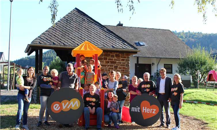Test bestanden: Die Kinder und die freiwilligen Helfer freuen sich über den neuen Kinderspielplatz und den Einsatz vom Mitarbeiter der evm-Gruppe, Paul Lenz.  evm