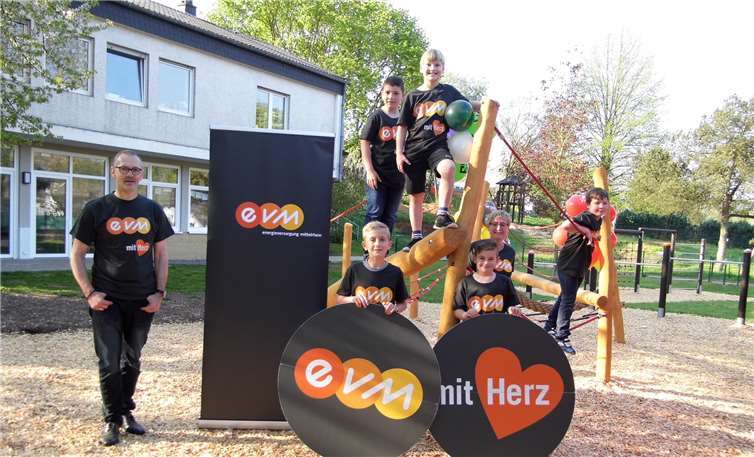 Test bestanden: Die Schülerinnen und Schüler der Grundschule Dieblich freuen sich über das neue Spielgerät und den Einsatz der evm-Mitarbeiter Tanja Ohlig und Rainer Schwab.evm.