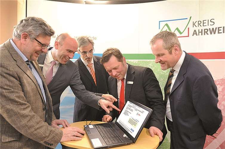 Test bestanden, das Online-Bezahlsystem funktioniert (v.l.): Werner Willems, Guido Mombauer, Erich Seul, Markus Dievenich und Ewald Becker.Kreisverwaltung Ahrweiler