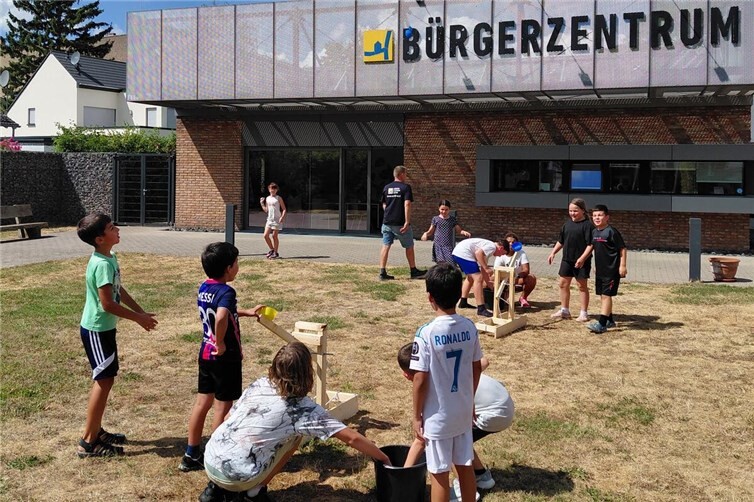 Testen der selbstgebauten Wasserbomben-Katapulte