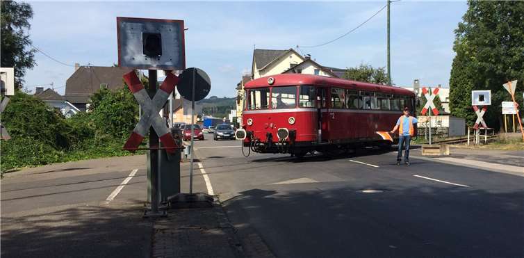 Testfahrt zur Betriebsgenehmigung 2019 oder Fahrt zur Landesgartenschau 2026? Ein Schienenbus kreuzt die Hauptstraße in Bendorf, statt Stau freundliche Gesichter und winkende Hände. Foto: Gernot Kallweit