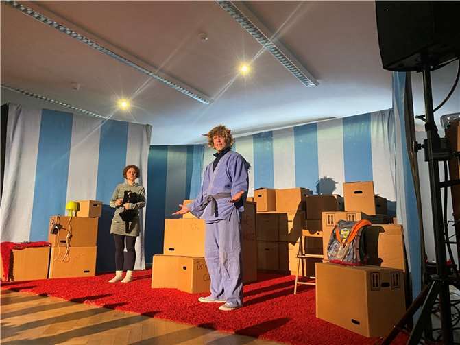 Teugel sang das Lied „Die Welt ist herrlich gefährlich, deshalb gibt es mich.“