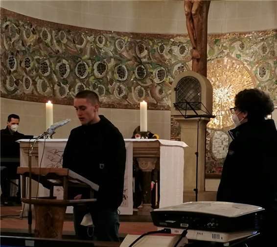 Texte, Worte, Gleichnisse, die in der Bibel stehen, wurden anhand von einigen Beispielen wie der Schöpfungsgeschichte beleuchtet.