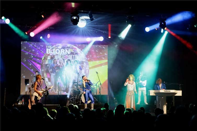 The Björn Identity ® - Tribute to ABBA in Concert, das heißt Hit an Hit zum Mitsingen und Abfeiern!  Foto: Susannah Vergau