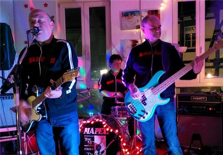 „The No Colour Twins“ werden am 28. Juli vor dem Rathaus spielen. privat