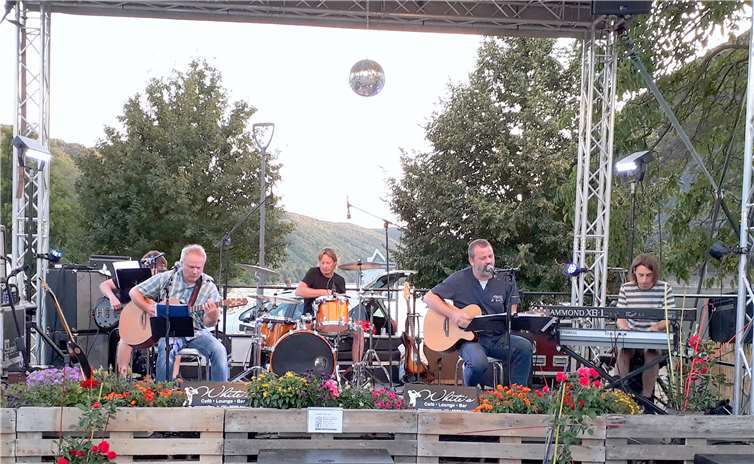 „The Over 40 Boys“ aus Thüringen spielten samstags liveauf der Bühne mit einem Musikprogramm für jedermann.