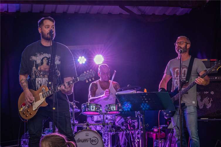 The Pin Kings rockten den Innenhof.