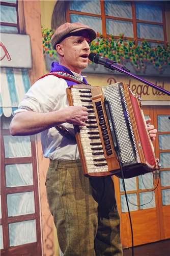 „The Porter“, Alexander Baum, sang sich als Schärjer mit der Engers Hymne in die Herzen der Gecken.