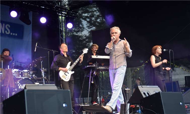 „The Very Best of Phil Collins und Genesis“ hatten Still Collins um Sänger Sven Komp im Gepäck und ließen die Rockfans in musikalischen Erinnerungen schwelgen.