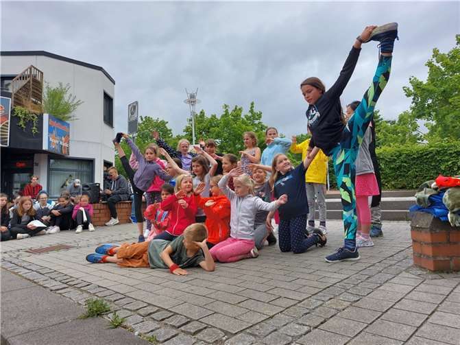 Theater, Lieder und Tänze begeisterten.