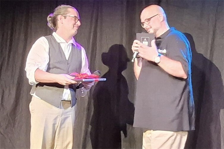 Theaterchef Raoul Migliosi (links) freute sich über den Laptop, den der 1. Vorsitzende des Rampenwutz e.V. (rechts), Thorsten Flink, als Überraschungsgeschenk mitbrachte. 