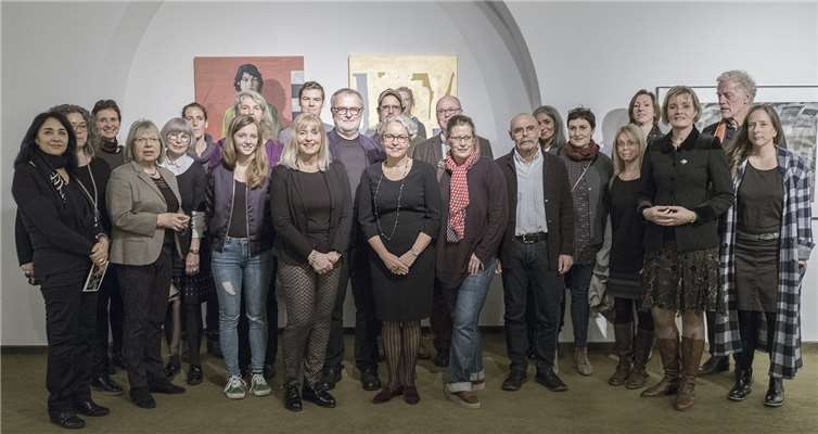 Theis-Scholz (erste Reihe, Vierte v.l.) konnte zur Vernissage neben den teilnehmenden Künstlerinnen und Künstlern auch ihre Amtskollegin aus Erfurt Kathrin Hoyer (erste Reihe, Fünfte v.l.) begrüßen.privat