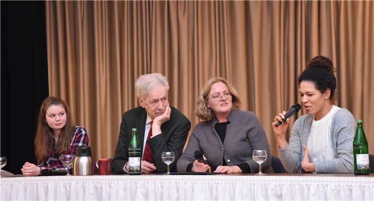 Thema demografischer Wandel: Die erste Podiumsdiskussion der diesjährigen Ahrweiler Freiheitswochen hatte im Bad Neuenahrer Augustinum Henning Scherf, Celia Sasic und die Schülerin Lisa Offergeld zu Gast.privat