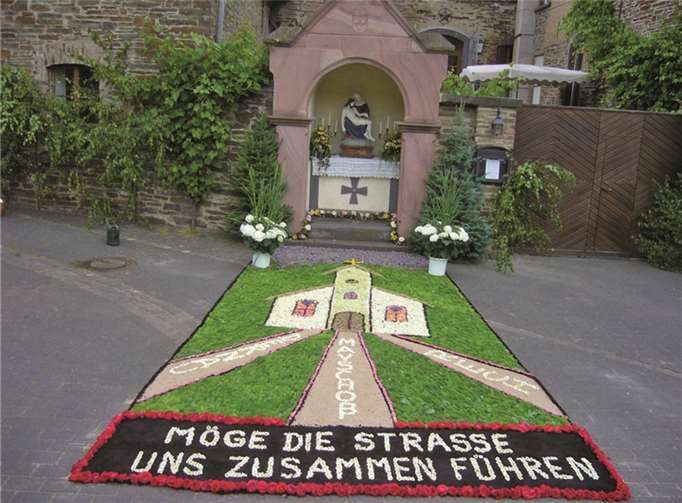 Thema des bunten Blumenteppichs war die Pfarreiengemeinschaft Dernau-Mayschoß-Rech.privat