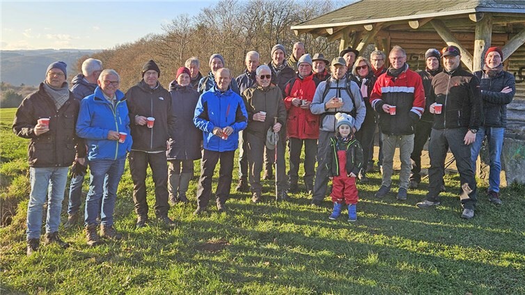Themen und Gesprächsstoff gab es für die Wegepaten der Traumpfade und Traumpfädchen beim diesjährigen Saisonabschluss – einer gemeinsamen Glühwein-Wanderung auf dem Traumpfädchen Riedener Seeblick – reichlich. Unter anderem auch das neue digitale Wegemanagement, das nicht nur die Arbeit der Wegepaten erleichtert, sondern Wanderer zum Beispiel mittels intelligenter Sensorik an Trittsteinen in Bächen auch den Pegelstand anzeigt. Foto: Frank Neideck