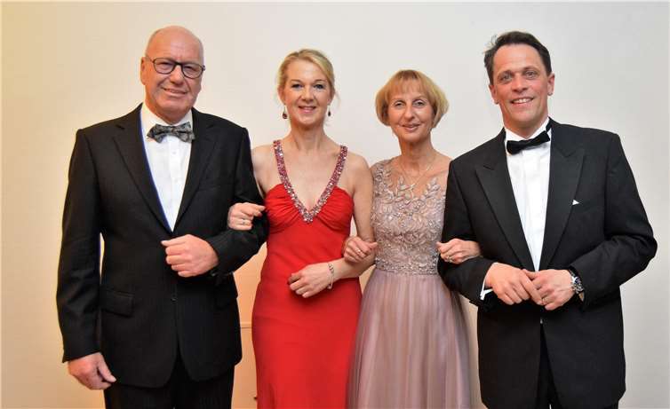 Theo Brauweiler (Vorsitzender, li.) und seinVorstandskollege Hubertus Krupp mit ihren Frauen. Fotos: -EICH-