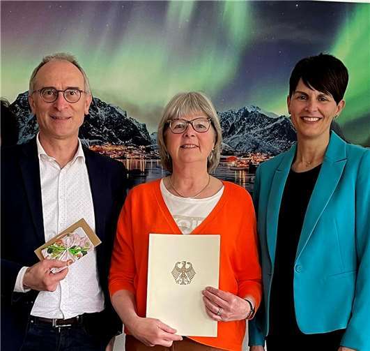 Theo Krayer (l.), Geschäftsführer beim Jobcenter Landkreis Neuwied, und Stefanie Adam (r.), Vorsitzende der Geschäftsführung der Agentur für Arbeit Neuwied, verabschiedeten Sabine Busch (Mitte) in den wohlverdienten Ruhestand.