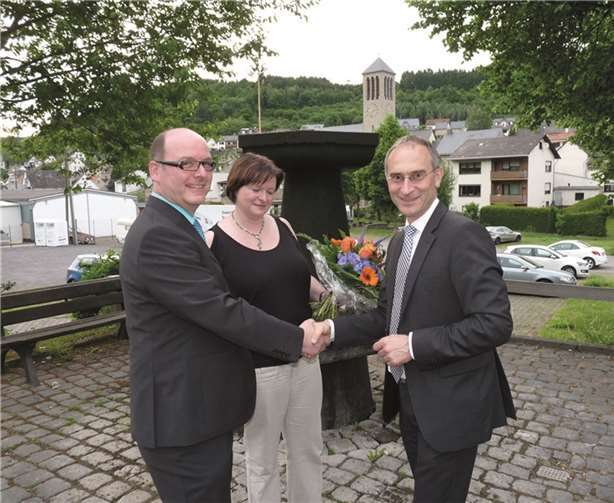 Theo Krayer (re.) gratuliert seinem Nachfolger, dem neuen Ortsbürgermeister von Rieden, Andreas Doll.