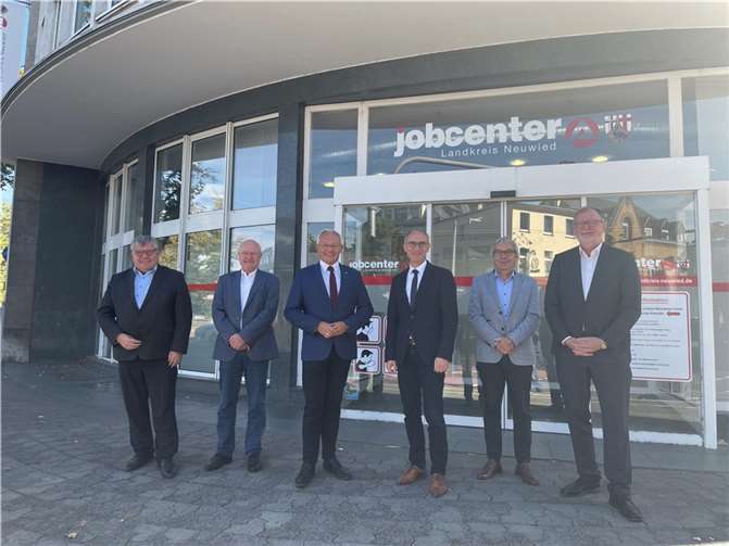 Theo Kreyer (3.v.re.) ist der neue Leiter des Neuwieder Jobcenters. Eine gute Hand bei der Erfüllung der Aufgaben wünschten ihm (v.li.) Beigeordneter Michael Mahlert, Vorgänger Manfred Plag, Landrat Achim Hallerbach, der stellvertretende Jobcenter-Geschäftsführer Frank Potthast und Arbeitsagentur-Geschäftsführer Karl-Ernst Starfeld.Quelle: Kreis Neuwied