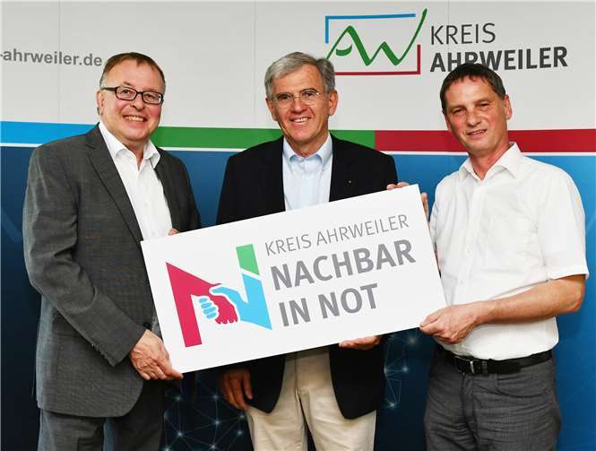 Theo Peters (Mitte) hat sich zum Geburtstag keine Geschenke, sondern Spenden gewünscht. 3.000 Euro konnte er deshalb jetzt an Landrat Dr. Jürgen Pföhler und den Leiter der Sozialabteilung im Kreishaus, Karl-Heinz Porz (rechts) für den Landrat-Hilfsfonds Nachbar in Not überreichen.Foto: Ralf Schumann