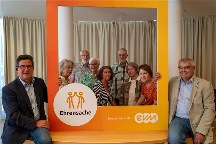 Theo Schröder (rechts) von der evm übergibt den Spendenbetrag gemeinsam mit Bürgermeister Frank Becker (links) an die Vertreter des Förderkreises (mitte).  Foto: Frank Homann