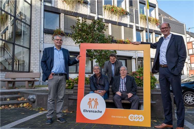 Theo Schröder übergibt den Spendenbetrag zusammen mit Bürgermeister Jan Ermtraud an die Vertreter der begünstigten Vereine. Foto: evm/Homann