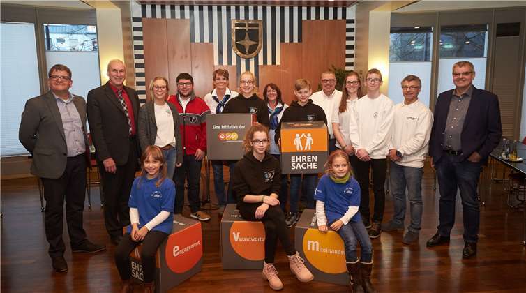 Theo Schröder übergibt die Spende gemeinsam mit Jürgen Zimmer, Vertreter der Netzgesellschaft, und Bürgermeister Fred Pretz an die begünstigten Institutionen.evm/Frey