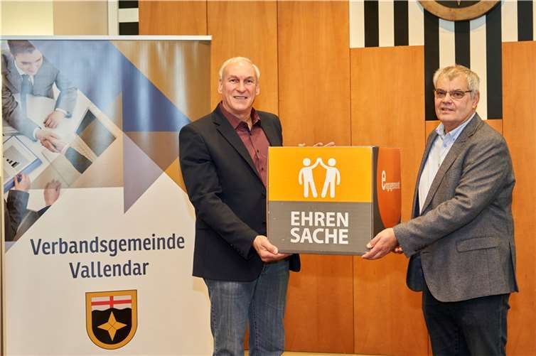 Theo Schröder von der evm übergibt Bürgermeister Fred Pretz symbolisch den Spendenbetrag von 2.000 Euro aus der evm-Ehrensache.Foto: Sascha Ditscher/evm