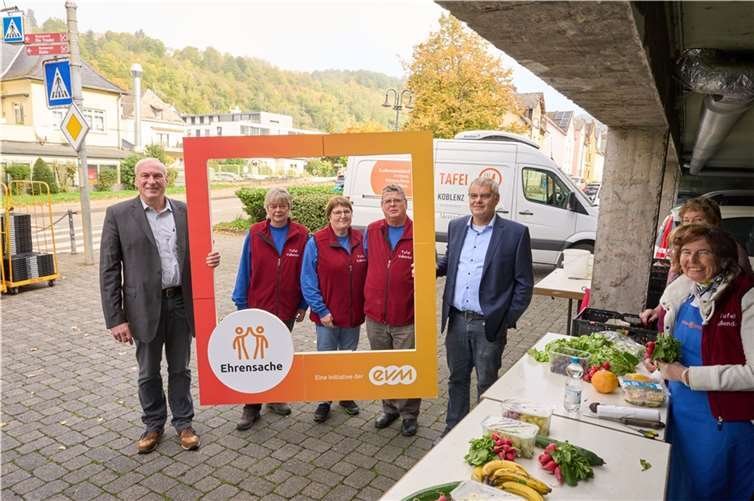 Theo Schröder von der evm übergibt den Spendenbetrag gemeinsam mit Bürgermeister Fred Pretz an Vertreter der Tafel Koblenz e.V., Ausgabestelle Vallendar.  Foto: evm/Frey