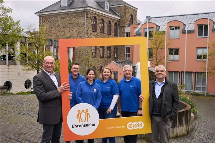 Theo Schröder von der evm übergibt den Spendenbetrag gemeinsam mit Bürgermeister Fred Pretz an Vertreter und Vertreterinnen des Fördervereins Musikverein Niederwerth.  Foto: evm/Frey