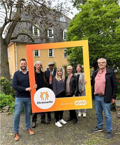 Theo Schröder von der evm übergibt den Spendenbetrag gemeinsam mit Oberbürgermeister Lennart Siefert an die Vertreterinnen der Lahnsteiner Musikszene Sonja Graf und Eva Dreiser sowie die Vertreter des Forestivals Julian Detemple und David Hardy.  Foto: Mira Bind/Stadtverwaltung Lahnstein