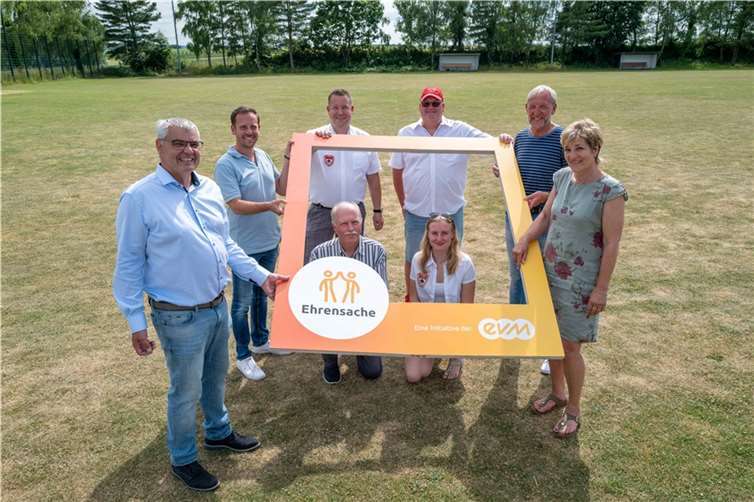 Theo Schröder von der evm übergibt den Spendenbetrag gemeinsam mit Bürgermeister Björn Ingendahl und Ortsvorsteher Olaf Wulf an Vertreter und Vertreterinnen der beiden begünstigten Vereine.  Foto: Frank Homann