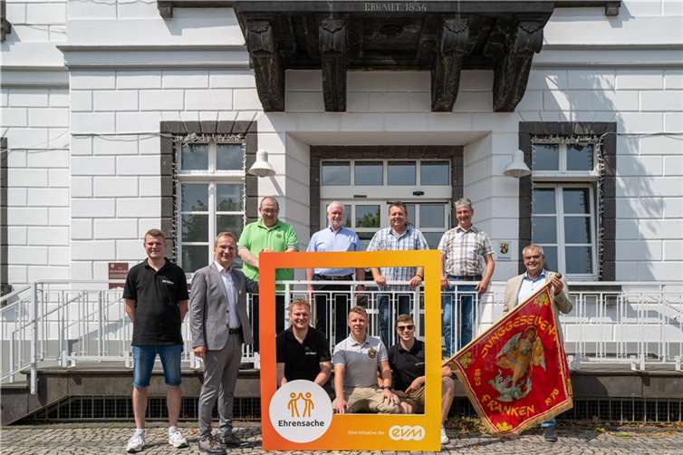 Theo Schröder von der evm übergibt den Spendenbetrag gemeinsam mit Bürgermeister Andreas Geron an Vertreter der Junggesellenvereine und des Heimat- und Bürgervereins. Foto: Frank Homann