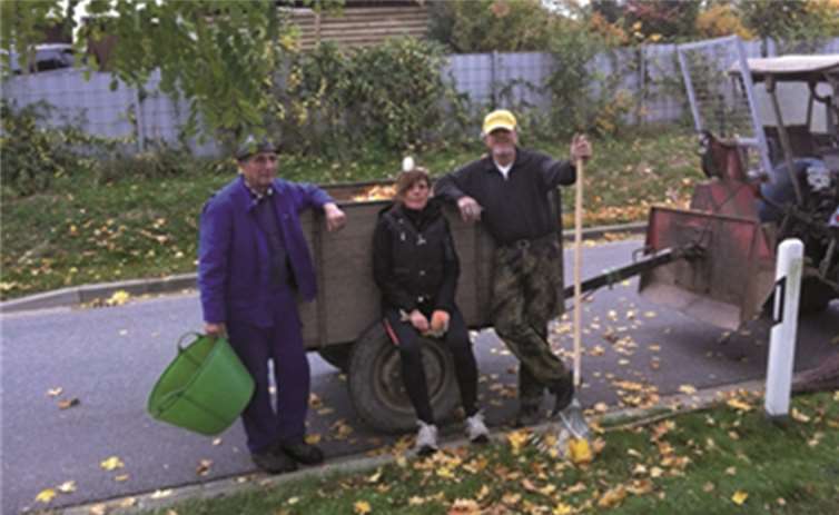 Theo Wagner, seine Tochter Ursula und ihr Ehemann Peter Silbernagel kümmerten sich spontan um das Laub. privat