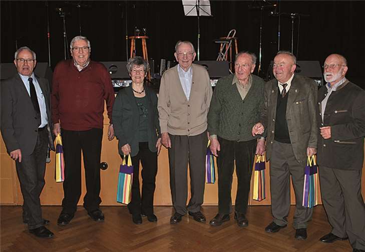 Theo Winkel, Vorsitzender der Senioren-Union (li.); der 2. Vorsitzende Wolfgang Keimer (re.), dazwischen die Geehrten (v.li.): Herbert Kranz, Irene Klaubautschke, Hugo Mittnacht, Roman Stoll und Alfons Krayer. Lothar Wagner