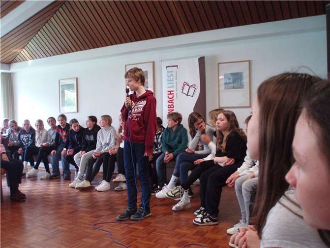 Theodor Geers, 6b, trägt Hamlet „Sein oder Nichtsein“ vor.