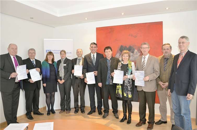 Theodor Winkelmann, VBKM, Klemens Breitenbach, Schulleiter Eichendorff-Gymnasium, Brigitte Balzer-Engel, Eichendorff-Gymnasium, Nadine Giejlo, IHK Koblenz, Micha-el Hessel, VBKM, Walter Müller, VBKM, Volker Kahn, Dr. Zimmermannsche Wirtschaftsschule, Corinna Gahl-Haupt, Dr. Zimmermannsche Wirtschaftsschule, Dieter Lehmann , Rhein-Gymnasium Sinzig, Siegbert Pinger, Arbeitskreis SchuleWirtschaft, Manfred Sturm, Rhein-Gymnasium Sinzig (v.l.).privat