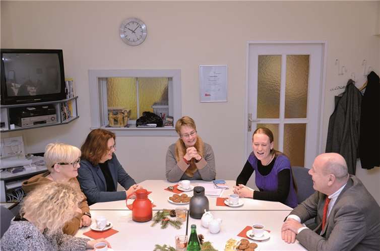 Theodor Winkelmann (rechts) informierte sich bei den SKF-Mitarbeiterinnen (von links) Jessica Yildiz, Ursula Löcherbach, Claudia Iland, SKF-Geschäftsführerin Daniela Veith und Bettina Echtermeyer über das neue Hilfsangebot des Sozialdienstes Katholischer Frauen in Koblenz.privat