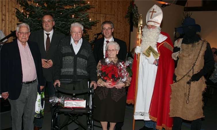 Theodora Kiwitt (88 Jahre), Willi Gerhartz und Hermann Nachtsheim (beide 91 Jahre) wurden von Ortsbürgermeister Hans Dieter Felten und Bürgermeister Bernd Weidenbach geehrt und erhielten von St. Nikolaus ein „Lebenselixier“. WER