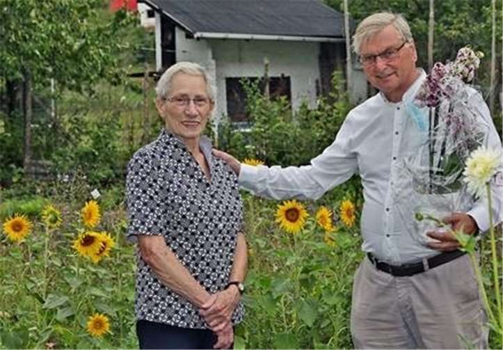 Theodore Klein überreichte Hildegard Bläser Glückwünsche und einen Blumenstrauß. Foto: Werner Dreschers