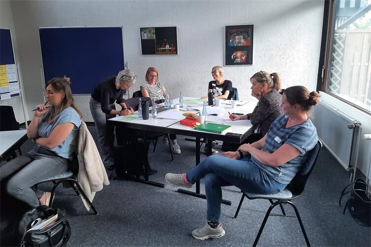 Theorie trifft Praxis: In professionsübergreifenden Gruppen arbeiteten die Teilnehmenden gemeinsam an Fallbeispielen aus dem Sinziger Alltag.