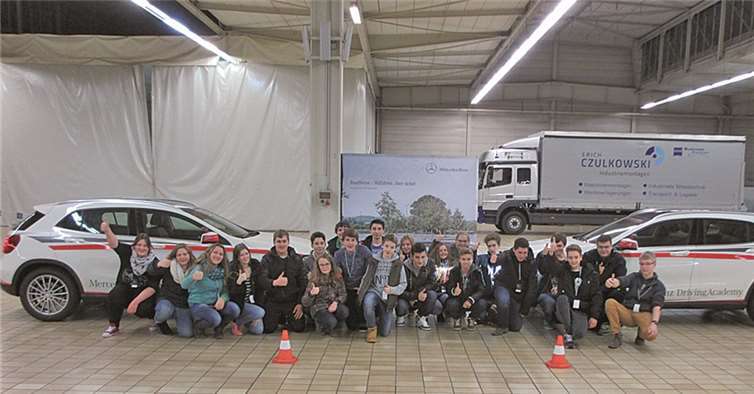 Theorie und Praxisübungen gab es für die Schüler der Realschule plus von Altenahr im Verkehrserziehungsprogramm „Roadsense“ von Mercedes-Benz Koblenz. privat