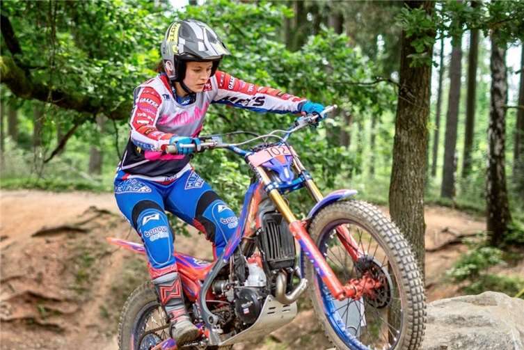 Theresa Angst mit ihrer Trial-Maschine auf Podiumskurs.  Foto: Mona Pekarek/Trialsport