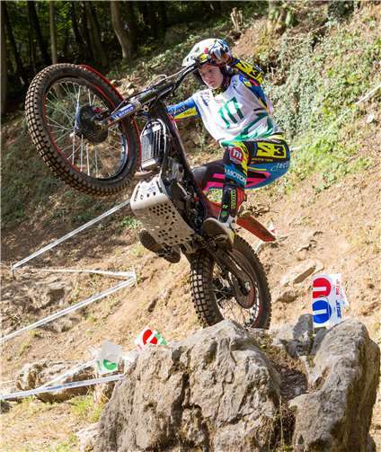 Theresa Bäuml beim Ausüben ihrer Disziplin.